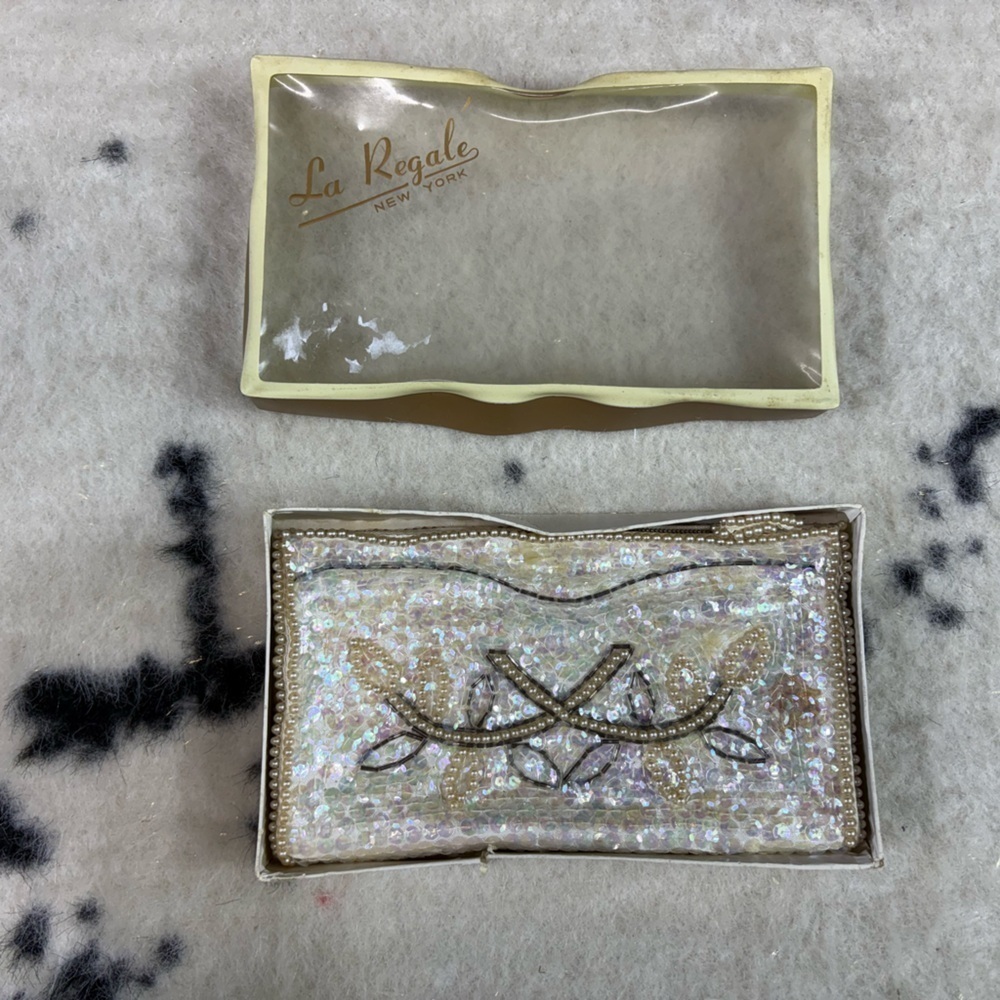 La Regale Women’s Ivory Embroidered Vintage Sequin Clutch Bag